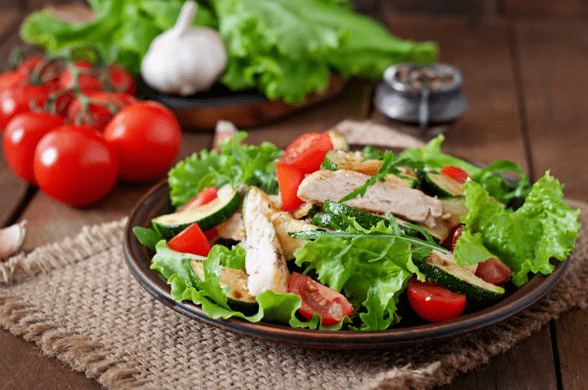 Salata s piletinom i povrćem odlična je opcija za laganu večeru nakon treninga. 