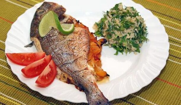 Nemasna riba sa salatom na jelovniku prehrane protiv gihta