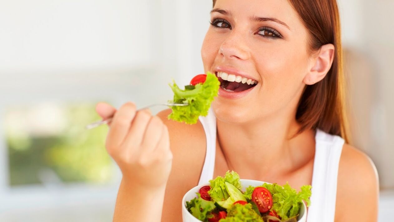 jedući zelenu salatu na lijenoj dijeti